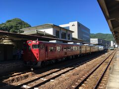 ぐるり四国を一周してきました、今回の観光列車旅もここで終点です
列車内でサービスしてくれる方々はもとより、沿線の人々のあたたかいおもてなしの心を感じる楽しい列車の旅でした