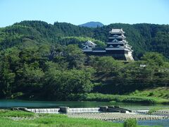 大洲城が見えました、広場ではこの列車に向けて旗を振ってくれています