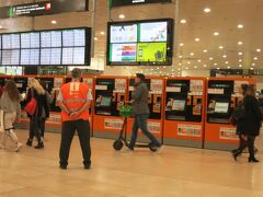 列車に乗って５分もすればバルセロナ･サンツ駅に到着です。
バルセロナ･サンツ駅は特急や近郊線そして地下鉄などが集まるターミナル駅ですから、朝から大賑わいです。
列車のチケットは窓口以外に自動販売機で購入することもできます。販売機の前には「i」マークのオレンジべストを着た案内係の人がいますので、買い方がわからなくても教えてもらえると思いますよ。
