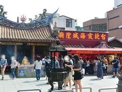 縁結びで有名な「台北霞海城隍廟」
道の反対側からひそかにお金とのご縁をお願いするのがお約束（笑）