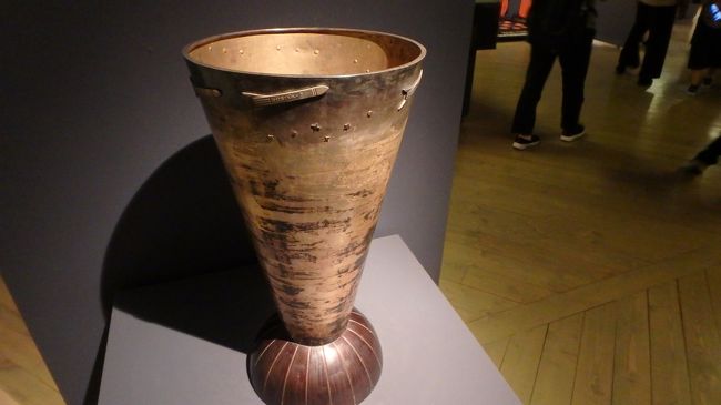 ラトビア装飾美術博物館は、1989年7月6日から一般公開されています。この博物館には、テキスタイルアート、セラミック、金属、革、装飾木およびガラスアートのほか、デザインコレクションの7つのコレクションがあります。<br />博物館の重要な役割として、装飾的な応用芸術、職人の技、デザインの公益を促進するために、生涯学習に取り組んでいます。また、クリエイターと消費者とのより密接な関係を築き、専門家間の意見交換を促進することに積極的に関与しています。<br />3階は19世紀の終わりから1960年代のものを表現したカーペット、家具、陶器などが置かれており、それらはオリジナルアーティストのスケッチから制作されました。2階の展示は、統一されたモダニズムのスタイルを強調する、この時代の作品が主に展示されています。