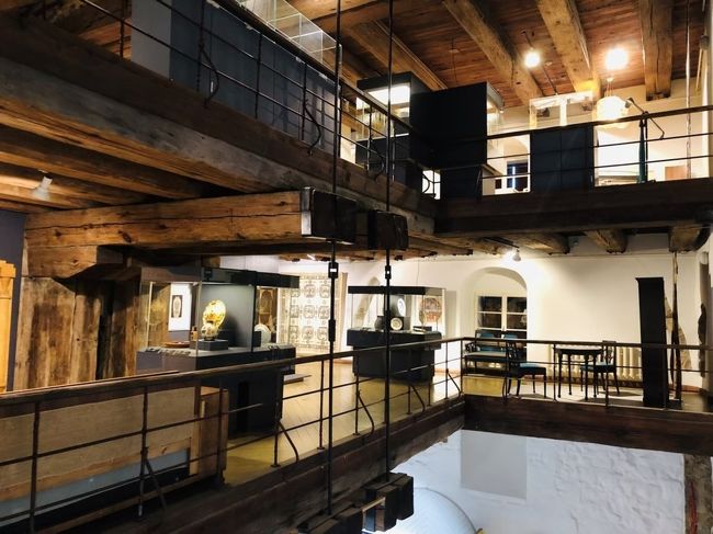 〝歴史ある建物の中で歴史あるデザインを堪能〟<br />博物館はもとは教会を建て替えた建物で、地上3階、地下1階の造りになっています。外観はもともと教会だったと思えない建物ですが、中に入り、地下1階の展示物を見ていくと、奥に吹き抜けの展示場所があります。そこは教会だったと思える神聖な雰囲気を味わえます。そこから見上げる景色は見たことのない建物の造りに、つい写真を撮りたくなってしまいます。<br /><br /><br />〝余裕があって、落ち着けて、堪能できる、そんな旅を〟 <br />近年、世界各国で問題視されているオーバーツーリズム。主要都市で起こる観光者の著しい増加などが、地域住民の生活や自然環境に対してさまざまな弊害を引き起こしています。　私たちは、少しでもオーバーツーリズムの改善に寄与すべく、自身が渡航したバルト三国の魅力を発信していく活動を通して、より多くの人たちに《観光のあり方》について改めて考えてもらうきっかけをつくりたい。 <br />先人たちが遺した素晴らしい場所と、地球からの恩恵を大切に、未来へ引き継ぐために、いつもとは少し違った場所で、余裕のある観光をしませんか。 