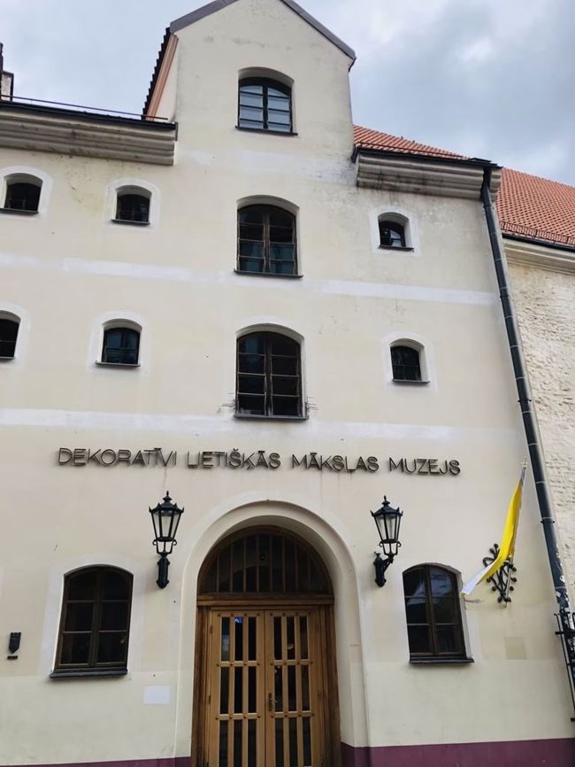 ＜Museum of Decorative Arts and Design><br />・Skārņu iela 10, Centra rajons, Rīga, LV-1050, Latvia<br />・11:00-17:00,11:00-19:00(Wed),closed(Mon)<br />・5.00€(大人1人)<br />参考引用文献<br />・Museum of Decorative Arts and Design公式サイト<br />http://www.lnmm.lv/en/mdad (2020年7月18日アクセス)