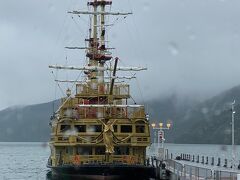 芦ノ湖をこの海賊船（遊覧船）で廻ります。海賊船もフリーパスで乗車可能です。
今回追加料金450円で特別船室に乗り込みます。
次の乗車時間まで1時間ほど間が空いていたので、早く乗りたくてしょうがない！