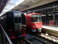 中部国際空港駅に着きましたー。隣の列車は準急。