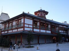 改修工事中の代替施設として商店街アーケード先にできた「道後温泉別館飛鳥乃温泉」は、だからまだオープン３年経っていなく新しいです。風呂上りも優雅にのんびり過ごせて接待用にも利用できます。