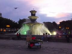 中央広場 (Plaza de la Constitucion) の噴水