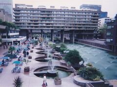 これは音楽好きなら必ず行くBarbican Centre。ロンドン交響楽団の本拠地だ。もっとも、今はもっと音響のいい新しいホールを近くに建造中だ。