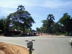 そして振り返ると少し遠いですがチラ見できます。これでアンコールワット観光は終了です。