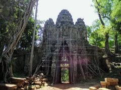 こちら。アンコールトムの西門です。
パスがなくても外側からなら眺められるかなと思ってやって来ました。
