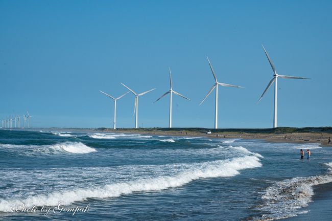 日川浜海水浴場のビーチから隣りの柳川浜にある神栖風力発電所の風車群を遠望。㈱ミツウロコの子会社が運営していて、5基で10,000KWの発電量だそうだ。<br />ここの海岸は、いつも強い海風が吹いていること、民家から離れていることから風力発電には絶好の土地柄なのである。