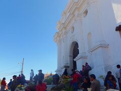 サン・トマス教会 (Iglesia de Santo Tomas)
今日は日曜日で露店が並び、入口の階段にも多くの人がいます。