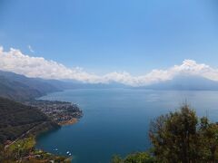 アティトラン湖 (Lago de Atitlan)が一望できます。