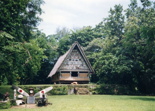 博物館の前庭にはアバイがありました。左手には郵便ポスト、プロペラなどが置かれていました。