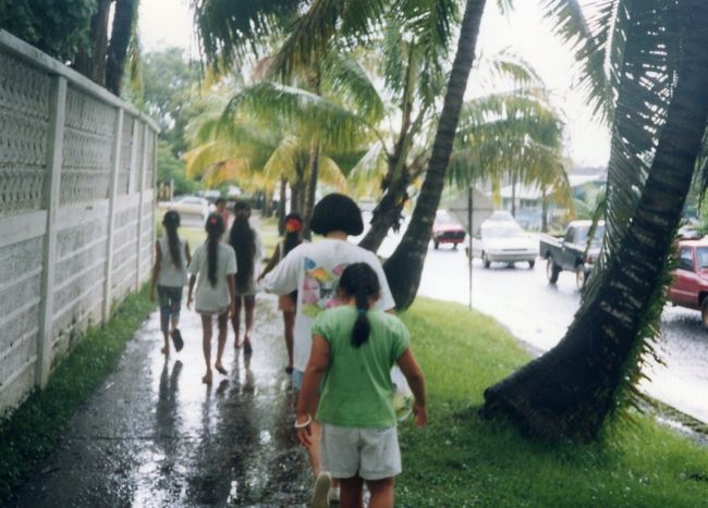 島内観光から戻って、コロールの町に出た帰りにスコールに降られました。