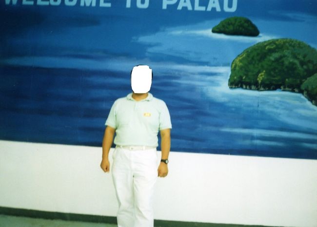 はじめてパラオへ行ってからもう28年もたってしまいました。<br />パラオ空港にあった壁画の前で。「ようこそパラオえ」とも書いてありました。