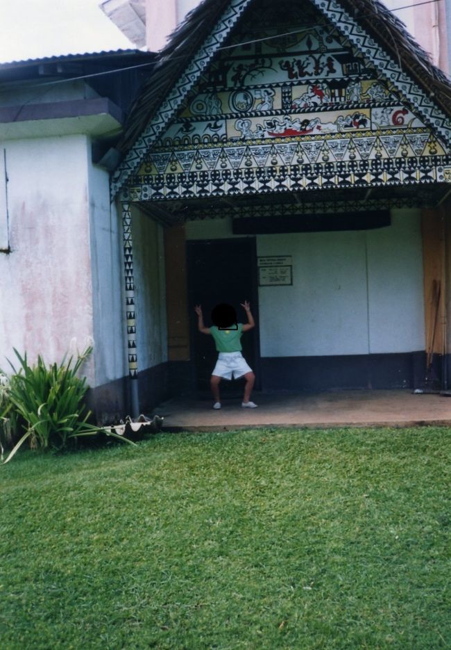 さて、初パラオなので島内観光にも行きました。<br />これは博物館。