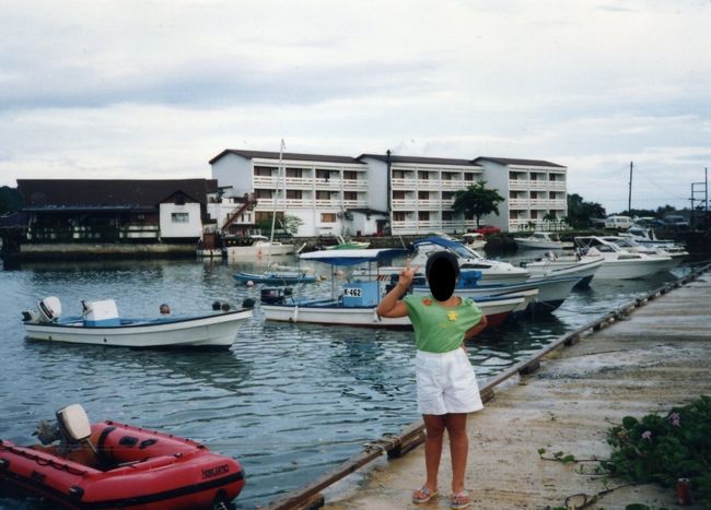 初パラオの宿泊は、パラオ・マリーナホテル。後方に見える3階建てがそれです。<br />マリーナと銘打つだけあって、ホテルの両側は港です。