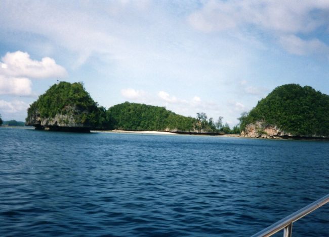 奥の島は確かハネムーンビーチと呼ばれていたような気がします。