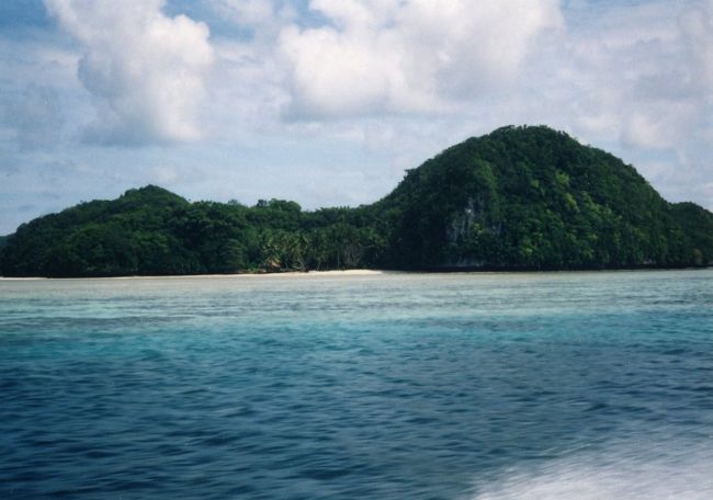 ここは確かガルメアウスという島で、ツアーの昼食の時によく利用されます。