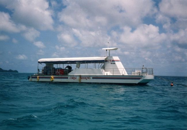 ガルメアウスの沖にはコーラルシーキングと名付けられた船が係留されています。<br />半潜水艦（セミ・サブと呼んでました）というか、船底がガラス張りになっています。