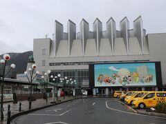 境港駅
駅の中にある観光案内所で散策マップをもらいました。
ここに来るのは久しぶりなので、地図がないと分からないのよ。
駅前の街路灯は目玉になってます。
ここからはどこに妖怪が潜んでいるか、探しながら歩きます。
