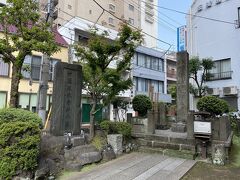 板橋駅前に着きました。
駅前には新選組で活躍した近藤勇の墓があります。
板橋の刑場で斬首され、かつての同志永倉新八によって建立されたそうです。