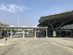 台湾新幹線の台南駅。10月下旬でしたが、蒸し暖かい感じでした。新幹線の台南駅は郊外にあり…。バスで台南中心部まで移動します！