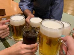 早朝出発が苦手な娘たちの為、沼津に前拍することに。
仕事が終わってから集合し沼津までドライブ。
途中足利ドライブインに寄るとガラガラ(^^;)
夜遅いとこんなもんなんだね。

フードコートが数店舗開いてるのでラーメンを！
味噌ラーメン950円！！高っっ！！
お味は・・・。もすこし濃い味を希望(^^;)

今日は寝るだけなので万葉の湯にお泊り♪
クーポン使用で3000円くらいで翌朝9時まで滞在できる。
温泉入ってビールで乾杯♪


結構お客さんいましたが密になるほどではない。
宴会場が臨時仮眠室になっていて和室にマットが敷いてあるー！
万葉の湯は数回泊まってますが部屋が暑いのよね(-_-;)
お酒飲んでるせいもあるけど・・・
でも途中から涼しくなって朝には足が冷えてた(笑)

お風呂は内風呂と露天風呂でお湯加減はちょうどいい。
でも露店風呂が何故か外に出た瞬間臭くて&#8252;
肥しのような異臭が(;´Д`)

結局数分で消えましたが母は消毒の臭いでは？というけど
あんなに臭いかー？！
それ以外はまあまあ良かったです♪


