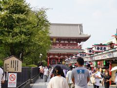 浅草駅方面に進むと仲見世通りがすぐです。