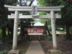左馬神社
「サバ」と称する神社は、境川中流域の泉区・瀬谷区、藤沢市北部、大和市南部に12社あり、ここもその１つ。鯖、左馬、佐婆、佐波など様々な表記があり、地名にちなむ名に改名した神社（七ツ木神社・飯田神社）もあります。祭神は源義朝か源満仲です。
この地域特有の神社ですが、今回の散歩ではここを含め３社に立ち寄ります。