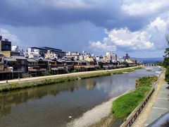 再び出町柳駅から京阪に乗り河原町に来ました。鴨川に納涼床が並ぶ夏の風景。