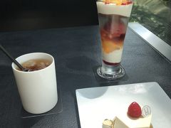 超有名パティシエ・辻口博啓氏の手掛けるパティスリー＆カフェ。
自由が丘のモンサンクレールへはまだ行けてないんだよなぁ…
昼食を控えめにした分、がっつりいきました。