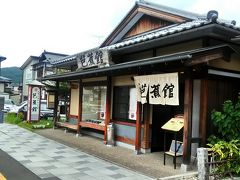 駅前芭蕉館
平泉駅を出るとすぐ目の前にあります。
日曜日の昼11時半ごろ訪問するとすぐに案内されましたが、12時を過ぎるころには満席になり予約のない方は断られていました。
わんこ蕎麦を頂こうとメニューの写真を見ると12椀乗ったプレートの2段重ね。
いくら1椀の量が少ないとはいえ24椀は多すぎかと少し迷いましたが挑戦してみることにしました。