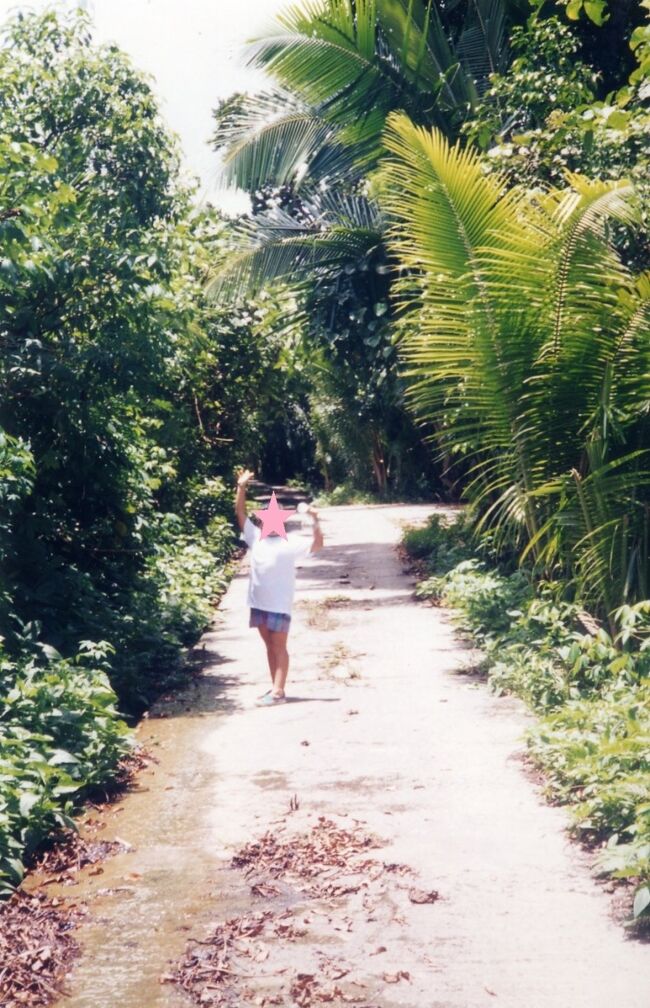 部屋と部屋をつなぐ通路はコンクリート舗装がされていました。
