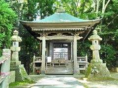 高館(義経堂)
かつて義経が居住していた館があり衣川で敗れた義経終焉の地とされているようですが、今は義経を祀る小さなお堂と資料館があるのみで観光という意味ではそれほど見ごたえがあるとは言えないかもしれません。