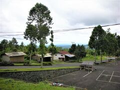 Pura Besakih（ブサキ寺院）

02月13日（金）　　10:45

1.5時間ほど走って
標高3,031ｍの "Gunung Agung（アグン山）" の
山腹900ｍに位置する "ブサキ寺院" に到着～～！！

入場料：1万ルピア ≒￥85（レンタル腰巻布込み）

