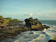 Pura Luhur Tanah Lot（タナロット寺院）

02月13日（金）　　17:50

遅いランチをのんびり楽しんだ後は
インド洋に沈む夕陽を眺めようと
又1時間程走ってタナロット寺院へ

バリ六大寺院のひとつで
海に浮かぶ大岩に建てられて
干潮時にだけ渡れる神秘的な寺院。

