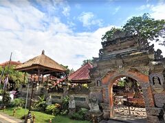 Pri Saren Agung（サレン アグン宮殿 / ウブド王宮）

02月14日（土）　　10:00

ウブドの中心に位置するシンボル的存在の
"ウブド王宮" は現在も
王族の子孫が暮らしているプライベートエリアと
王宮内部の見学エリアがあって
王が物見台として使っていた王宮南側にある
Bale Patok（バレ パトック / 東屋）も

