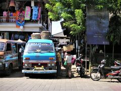 Pasar Ubud（ウブド市場）

02月14日（土）　　10:20

Jl.Raya Ubud（ラヤ ウブド通り）を挟んだ
南側にあるウブド市場はいかにも
アジアの市場らしい混沌とした雰囲気～～♪♪


