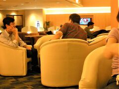 Singapore Changi Silver Kris Lounge
（チャンギ シルバー クリス ラウンジ）

02月14日（土）　　19:30

チャンギに定刻（18:55）到着後
出発までラウンジでのんびり～～

SQ632便（20:40）にてバンコクへ
定刻（22:05）着陸後　私は降機して
娘はそのまま東京へ

初めてのバリ島を娘と一緒に
目いっぱい楽しんだ3日間でした～～♪♪

続きは
★娘と楽しむバリ＆バンコク一人旅♪　バンコク一人旅編（02/14～18）へ
　https://4travel.jp/travelogue/11643602

