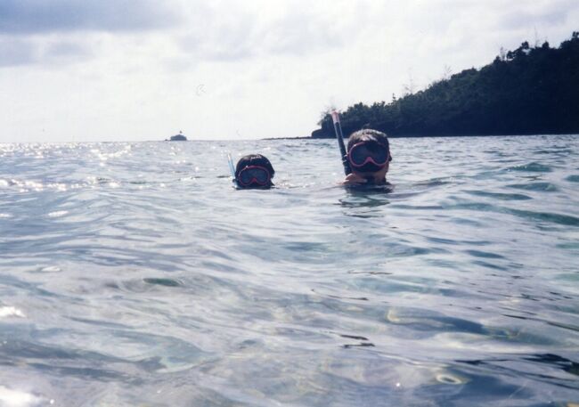 遠くに通称「波平アイランド」が見えます。「波平」というのは勿論、漫画「サザエさん」の磯野波平氏のこと。１本だけある椰子の木があたかも波平氏の髪のよう。