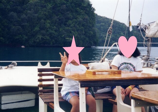 今回の目玉はヨット。RITCのツアーで「クリスタルブルー」というヨットに乗ってロックアイランドに行きました。<br />このヨットはトリマラン（三胴式）という形のヨットで非常に安定性がよいヨットです。船上にはテーブルとベンチが設置されています。