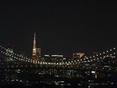 東京タワーをズームします (^^♪

＜日没～22:00＞
◇ ランドマークライト

180個のライトが東京タワーを浮かび上がらせる定番ライトアップ。
冬は暖かみのあるオレンジ、夏は涼しげな白を基調として輝き、
毎正時はトップデッキ上部の「ダイヤモンド・ティアラ」と
メインデッキ上部の「ダイヤモンド・チョーカー」が
ピュアホワイトの光で煌めきます。