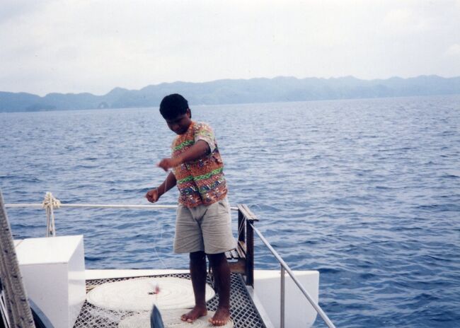 実は艫からハンドラインにルアーをつけて流しています。<br />見事釣れました。