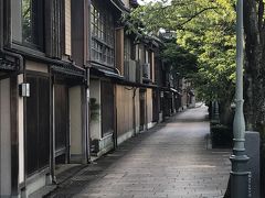 昼間は営業しているお店が少ないため閑散としています。