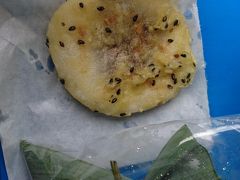 お昼食べてなかったのでね～
とりあえずこちらを買って食べる

焼きもちを揚げたやつと麩饅頭だったかと？
暑くて記憶が曖昧（笑）
