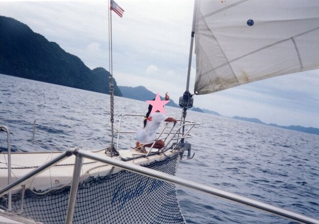 ヨットの舳先に座ります。