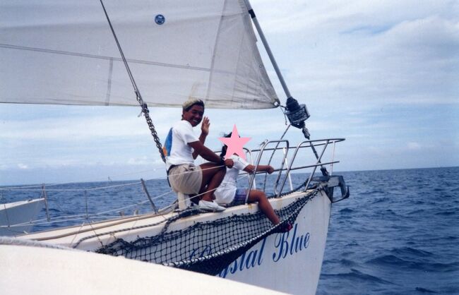 後ろの男性は、艇長。ヨットの指揮を執ります。