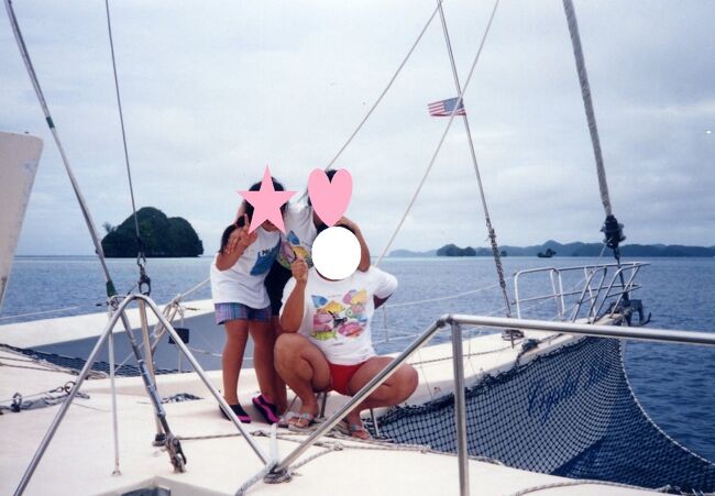 いかにもな島を背景に記念写真。